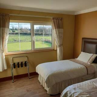 Отели типа «постель и завтрак» Cloghan Lodge Каслайленд Трехместный номер с собственной ванной комнатой-1